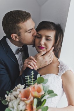 Çift şefkatle 6481 birbirinize sarılın.