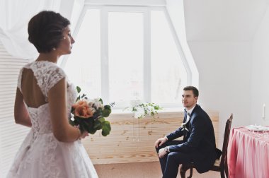 Beyaz gelinlik ve bir takım 6483 damat gelin.