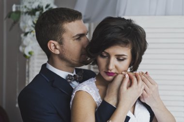 Yavaşça genç adam 6500 sarılma gelin.