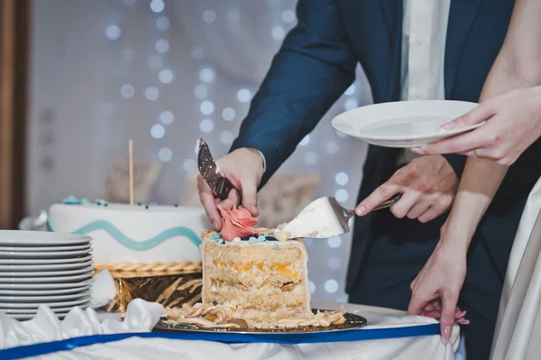 O processo de dividir o bolo em pedaços 6206 . — Fotografia de Stock