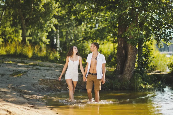 Um jovem casal caminhando ao longo da borda das águas 6296 . — Fotografia de Stock