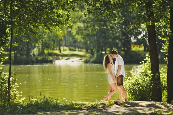 Menino e menina de pé na costa do lago verde 6303 . — Fotografia de Stock