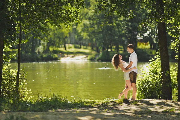 Šťastný pár na pozadí přírody 6304. — Stock fotografie