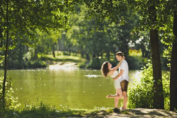 Casal feliz no fundo da natureza 6305 . — Fotografia de Stock