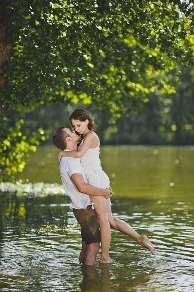 Um abraço concurso na margem do lago arborizado 6307 . — Fotografia de Stock