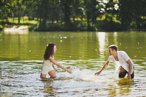 Jogos engraçados com a água no lago 6310 . — Fotografia de Stock