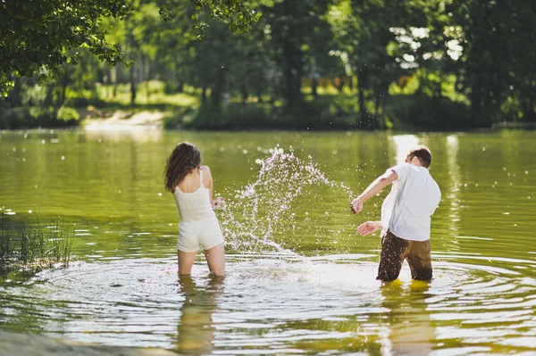 在自然 6308 池塘喷水的男孩和一个女孩. — 图库照片