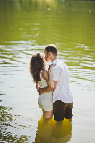 Portrait d'un jeune couple au bord du lac vert 6316 . — Photo