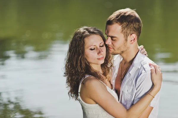 Mladý kluk a dívka objímá na pozadí přírody 6322. — Stock fotografie