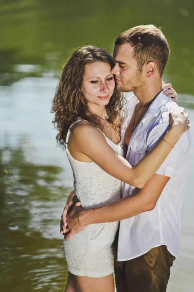 若い男と女が自然にハグ背景 6323. — ストック写真