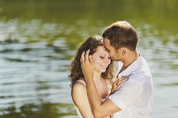 Un abrazo tierno en la orilla del lago arbolado 6329 . —  Fotos de Stock