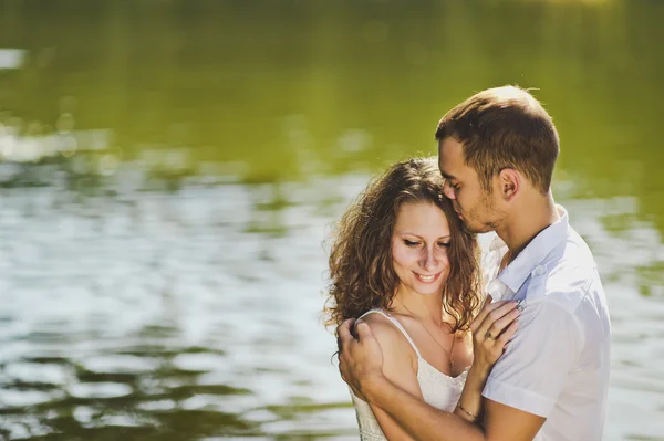 A tender embrace on the shore of the wooded lake 6330. — Stock Photo, Image