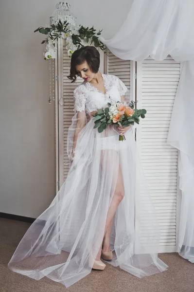 Estúdio retrato de uma menina em um vestido branco translúcido 6374 . — Fotografia de Stock