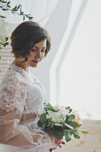 Girl with a bouquet of flowers is near a beautiful white box 638 — Stock Photo, Image