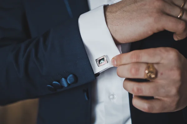 Putting on the cufflinks on the cuff of his shirt 6408. — Stock Photo, Image