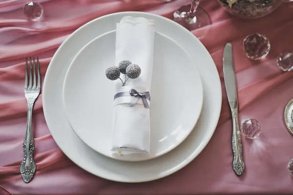 Los platos y su cuchillo y tenedor en la mesa antes de cenar —  Fotos de Stock