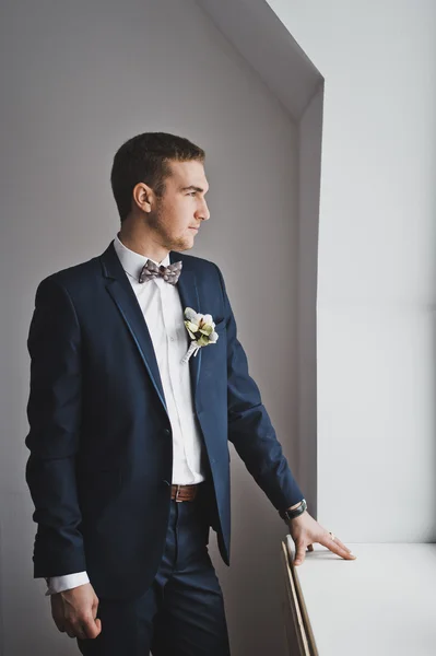 Portrait of a young man in a smart suit at the window 6417. — Stock Photo, Image