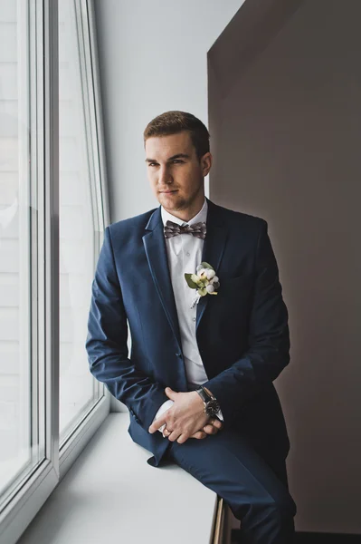 Retrato de un joven con un traje elegante en la ventana 6418 . — Foto de Stock