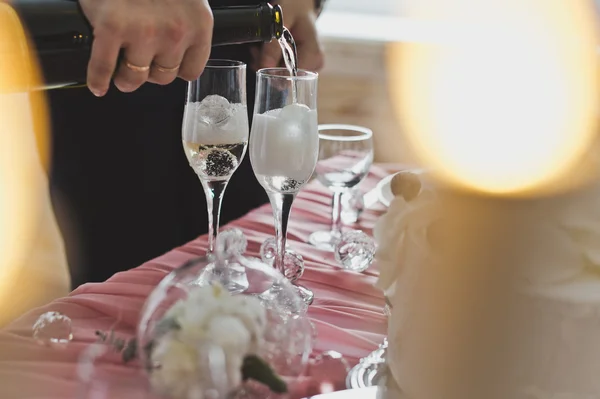 Sektgläser auf einem festlichen Tisch 6444. — Stockfoto