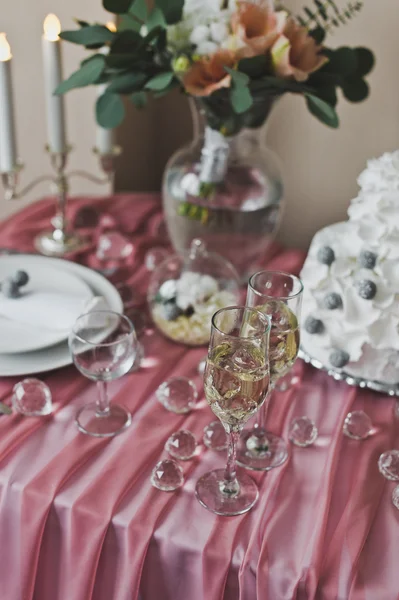 Die Sektgläser stehen auf einem rosa, den Tisch dekoriert 6446. — Stockfoto