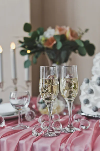 Бокалы для шампанского на розовом, украшены столом 6448 . — стоковое фото