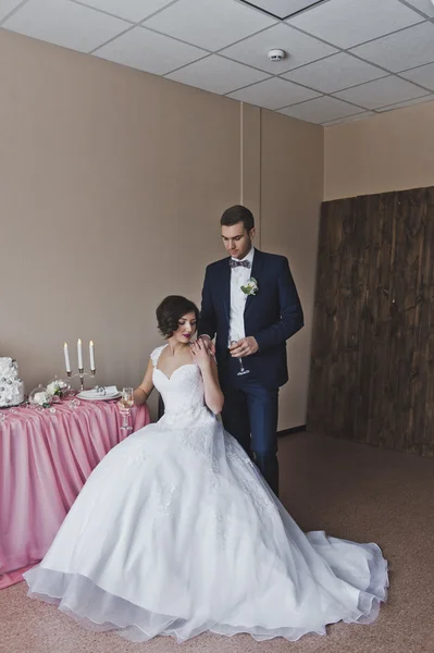 O casal em roupas bonitas sentado em uma bela mesa 645 — Fotografia de Stock