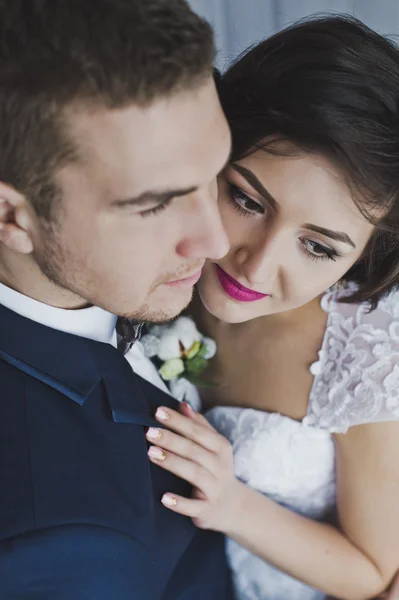 Mladý muž a žena jemně líbat navzájem na backgro — Stock fotografie