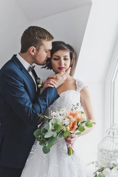 Retrato de estudio de recién casados en trajes deslumbrantes 6476 . —  Fotos de Stock