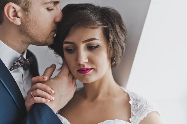 Um retrato terno dos recém-casados no Estúdio 6477 . — Fotografia de Stock