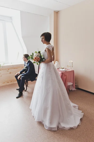 Braut im weißen Hochzeitskleid und der Bräutigam im Anzug. — Stockfoto