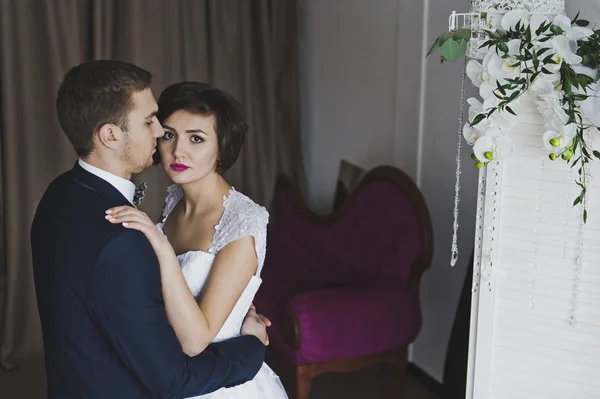 O abraço gentil do jovem casal 6495 . — Fotografia de Stock