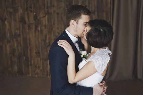 El suave abrazo de la joven pareja 6493 . —  Fotos de Stock