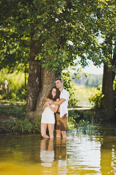 Un abrazo tierno en la orilla del lago arbolado 6301 . — Foto de Stock