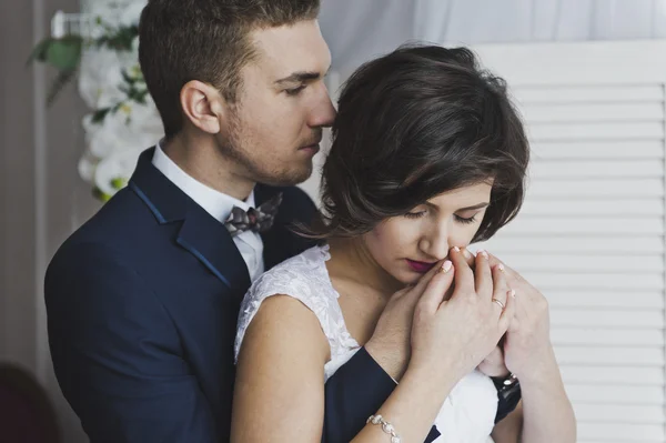 Bruden försiktigt kramar den unge mannen 6499. — Stockfoto