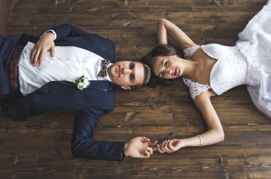 Genç çift yerde başlarını birlikte 6506 yatıyor..