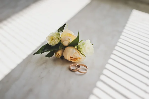 Boutonniere a snubní prsteny před svatbou 6527. — Stock fotografie