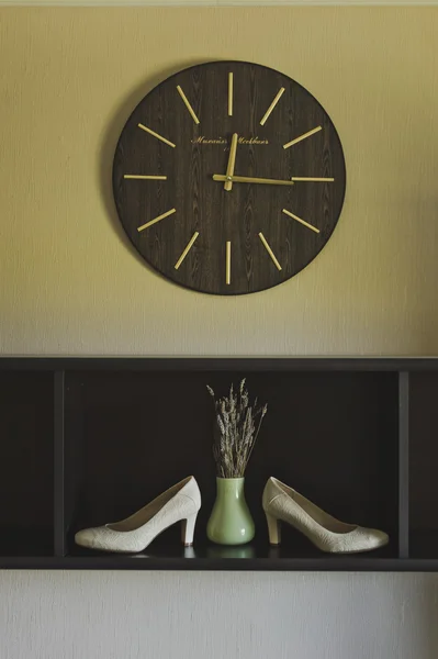 Still life with a clock vase and shoes 6535. — Stock Photo, Image