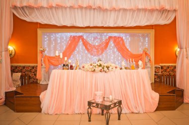 Orangdaki gelin ve damat için düğün masasının tasarımı.