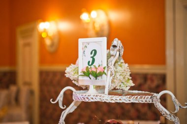 Taze çiçekli konuklar için masaların şenlikli dekorasyonu.