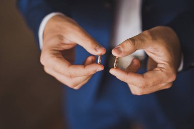 Ellerinde güzel alyanslar