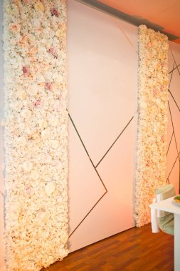 Gelin ve damat için düğün yerinin çiçek süslemesi.