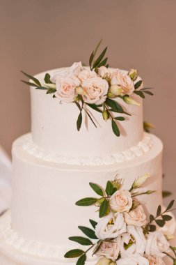 Hassas bir düğün pastasını bir ziyafette sunmanın vakur anı..