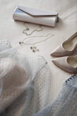 Yataktaki kadın kıyafetleri için aksesuarlar..