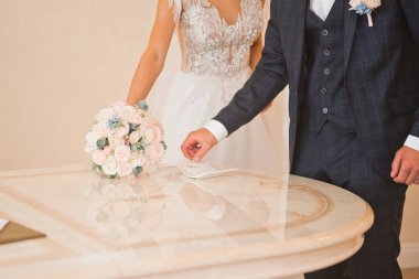 Alyansların yeşil arka planda değişme süreci.