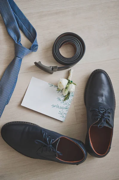 Düğün Detayları Kemer Düğün Davetiyesi Yaka Çiçeği Damat Kravatı Ayakkabıları — Stok fotoğraf