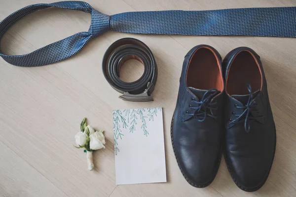 Cinturón Zapatos Boutonniere Boda Invitación Corbata Del Novio Están Dispuestos —  Fotos de Stock