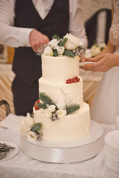 Bolo Casamento Branco Três Camadas Fica Mesa Casamento — Fotografia de Stock