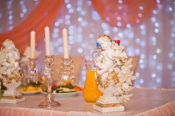 Decorazione Del Tavolo Nuziale Con Una Statua Gesso Angelo Banchetto — Foto Stock