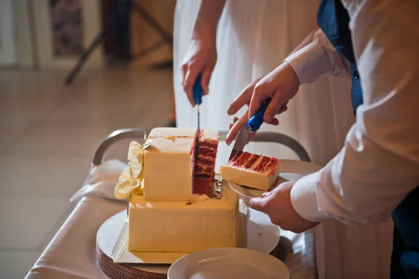 Tarta Boda Blanca Con Relleno Rojo Cortada Trozos — Foto de Stock