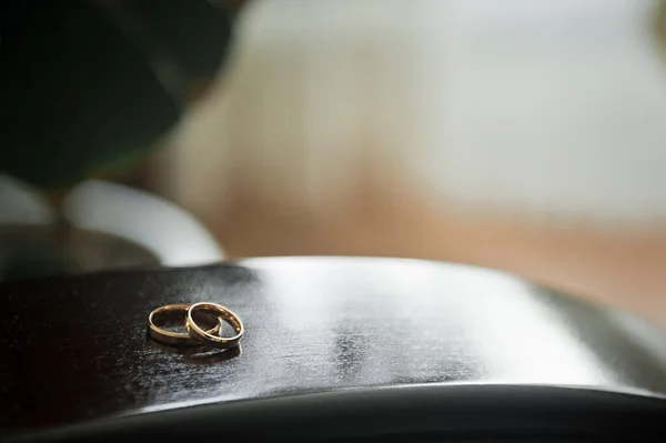 Gouden Trouwringen Worden Het Donkere Oppervlak Van Tafel Geplaatst — Stockfoto